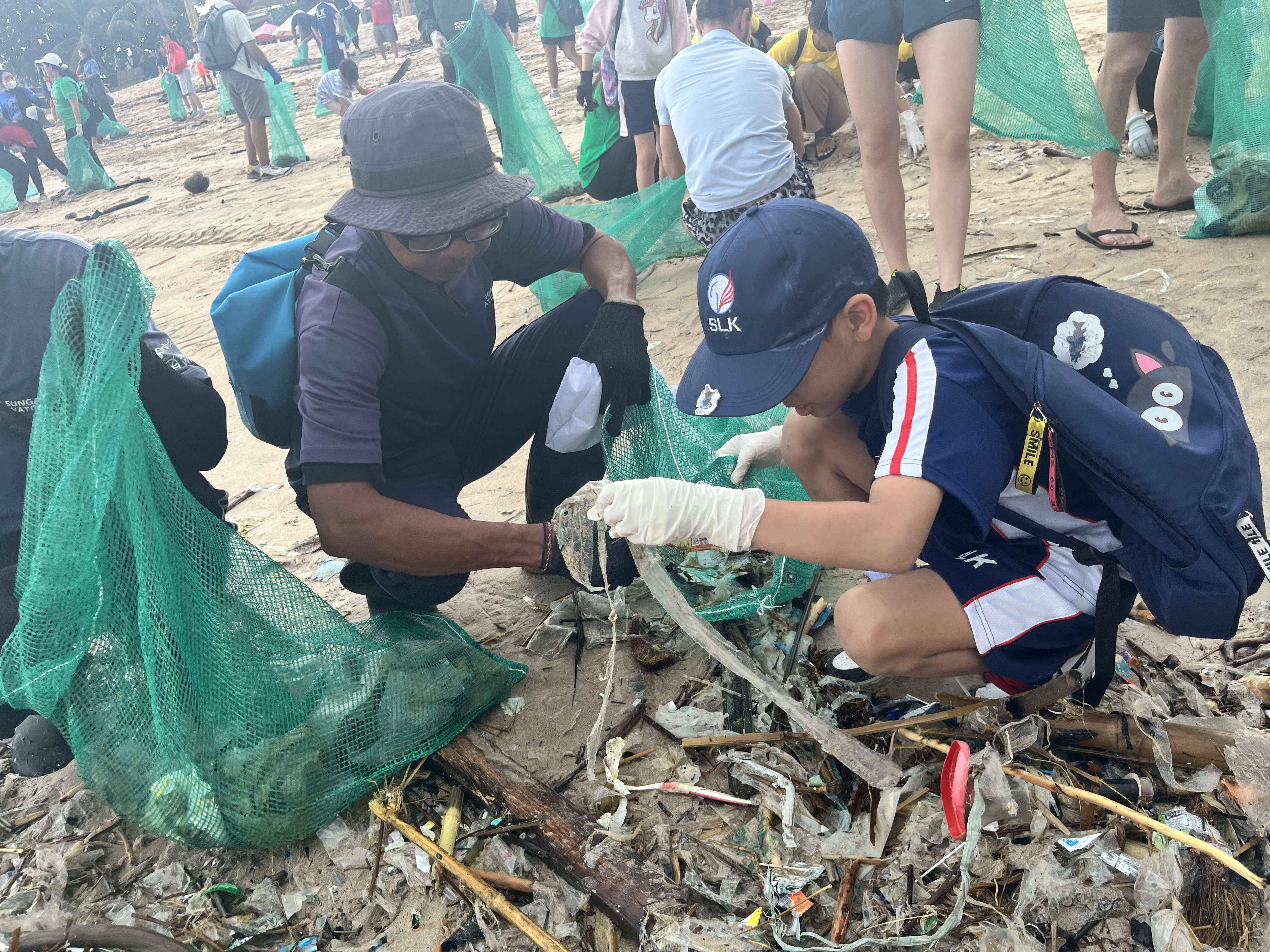 SLK & Lollypop Beach Clean-Up: Taking Action with Sungai Watch in Bali - Photo 5