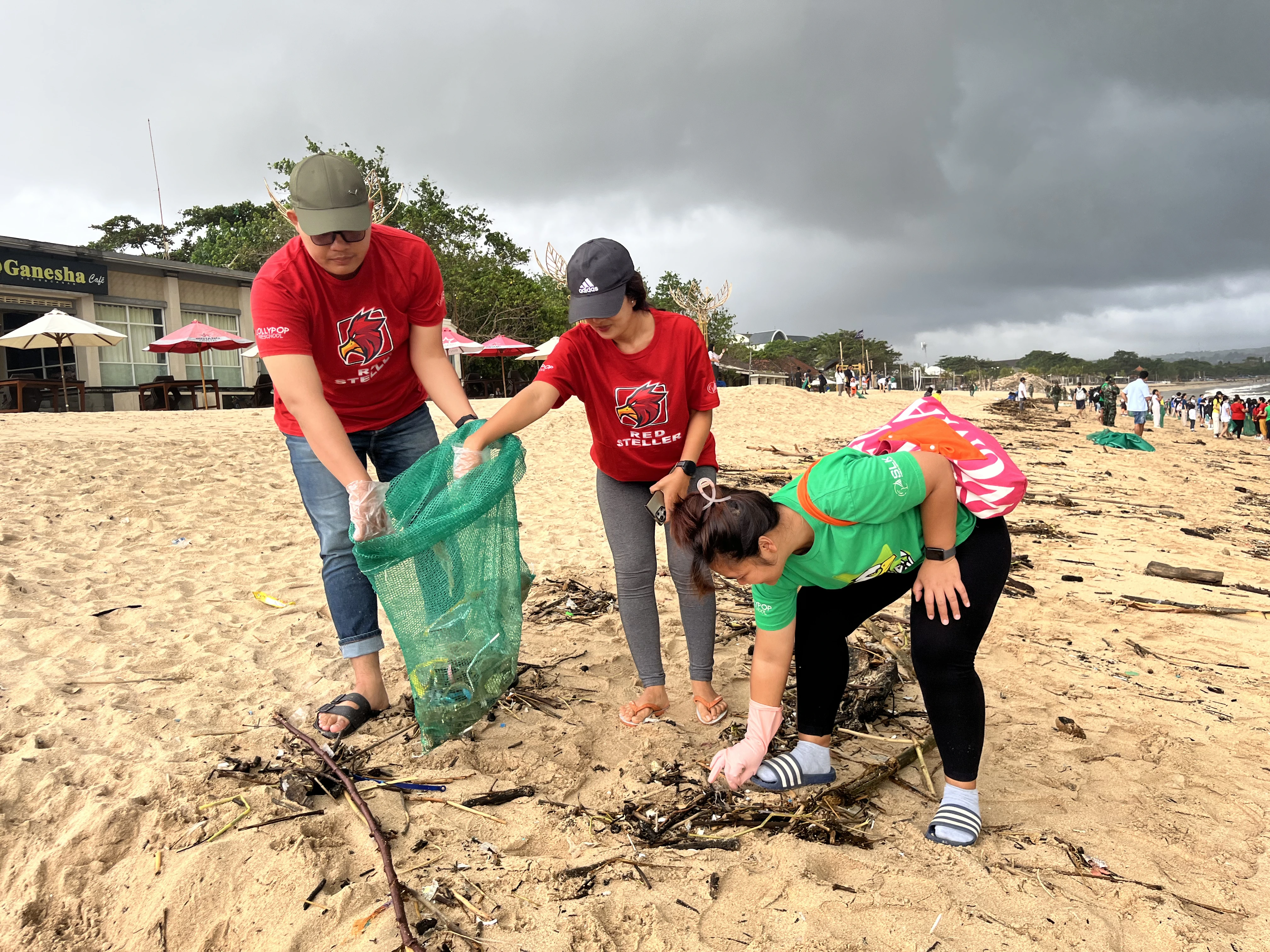 SLK & Lollypop Beach Clean-Up: Taking Action with Sungai Watch in Bali - Photo 8