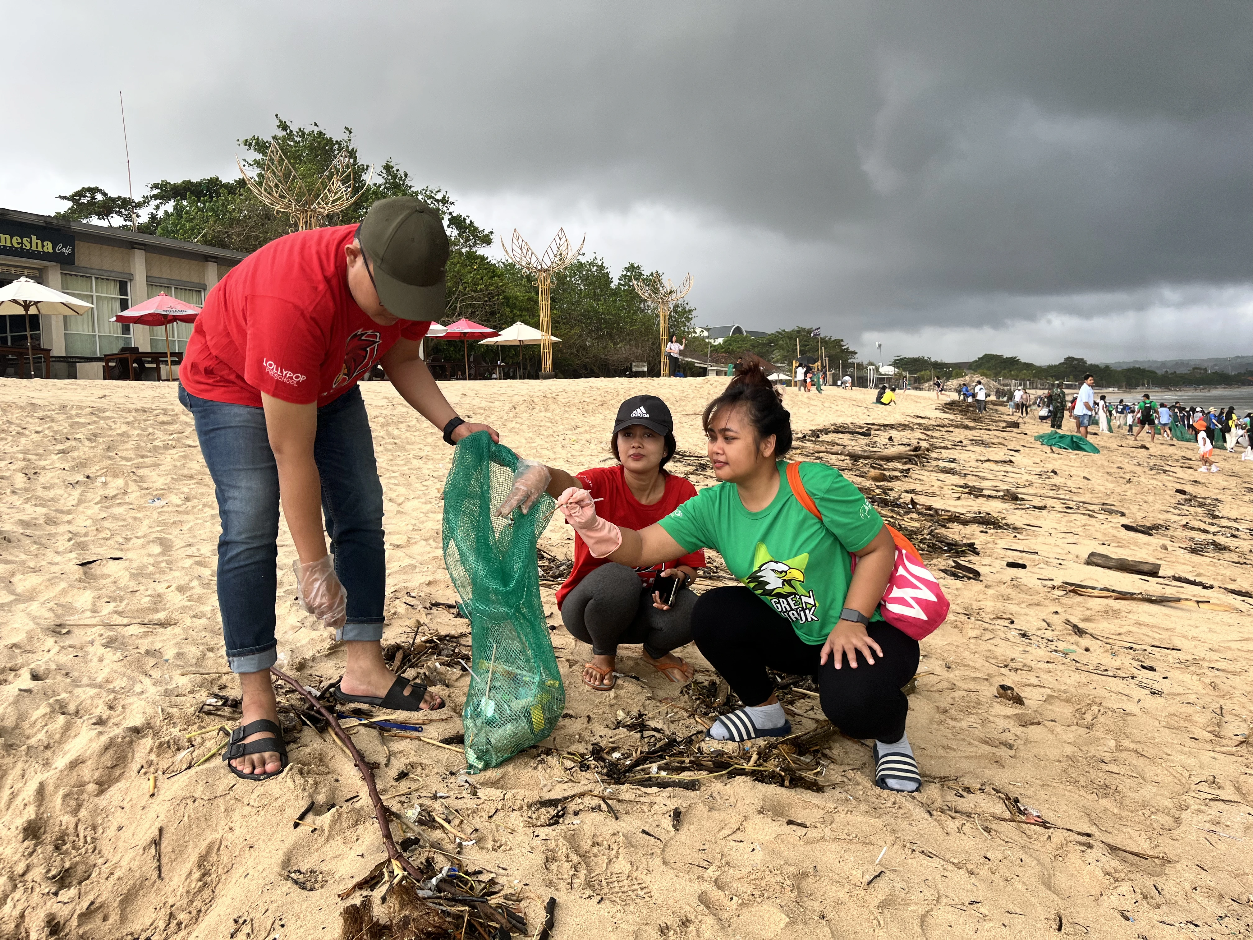 SLK & Lollypop Beach Clean-Up: Taking Action with Sungai Watch in Bali - Photo 9